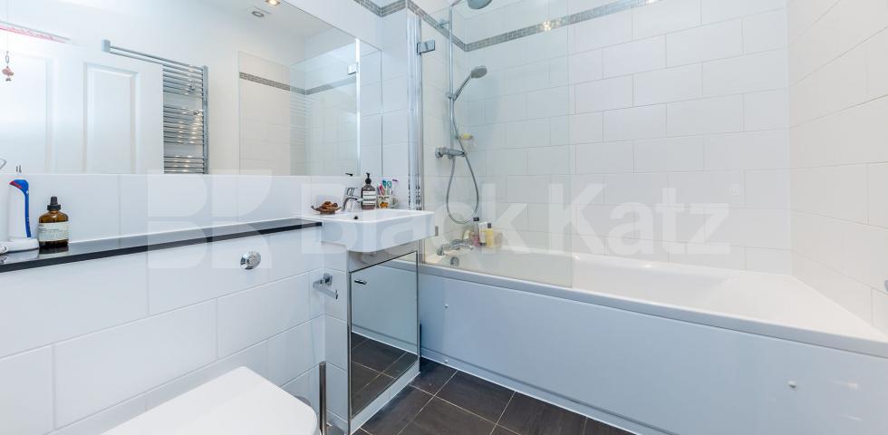 			2 Bedroom, 1 bath, 1 reception Flat			 Hillmarton Road, Caledonian Road